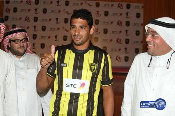 صورة صادمة تكشف عن قيمة عقد محترف الاتحاد السابق !