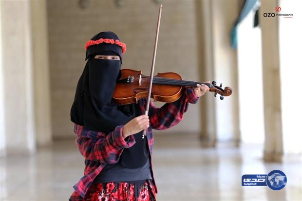 صور.. منقبة تعزف الكمان بمسجد تثير بلبلة على مواقع التواصل