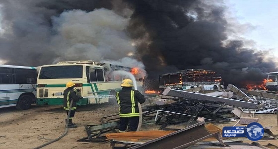 بالصور.. “مدني مكة” يخمد حريقاً اندلع في 9 باصات