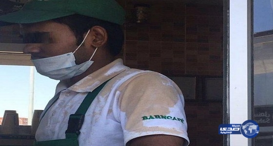 شباب يسكبون القهوة على “عامل” ورواد “تويتر” غاضبون