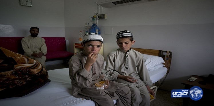 صور.. شقيقان باكستانيان يصابان بالشلل في الليل فقط