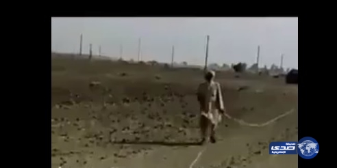 بالفيديو.. كفيف مسن يربط بيته بالمسجد بالحبل حتى لا تفوته صلاة الجماعة