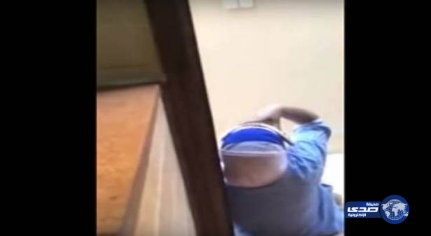 بالفيديو.. خليجية تدخل على خادمتها وهي في وضع غريب