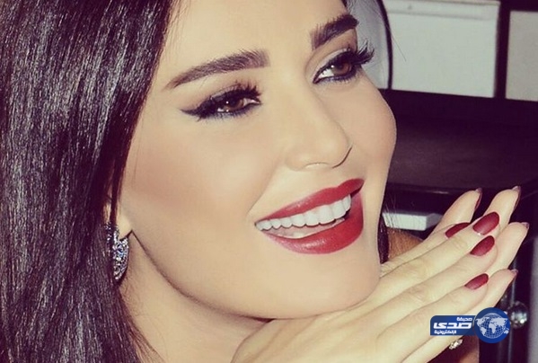 بالفيديو.. سيرين عبد النور تقبل شابا على الهواء لهذا السبب!