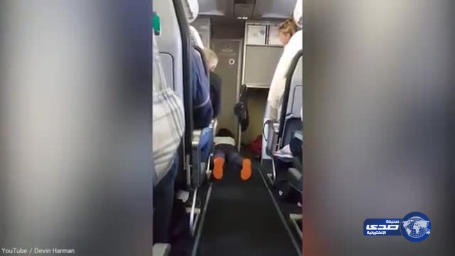 بالفيديو.. فتاة تخلع ملابسها على متن طائرة وتجبرها على العودة
