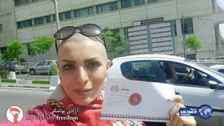 ايرانية حلقت شعرها وتساءلت ما ضرورة ارتداء الحجاب الان ؟