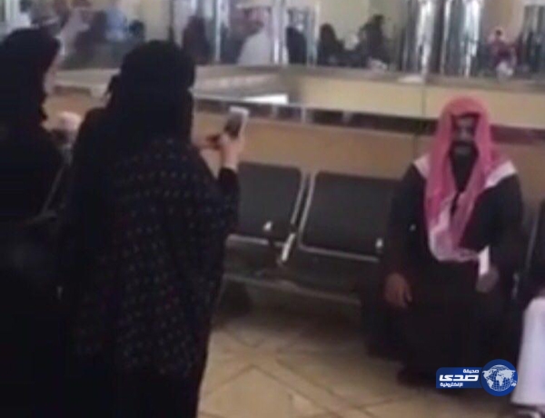 بالفيديو..نجم الكيك &#8220;أبو جركل&#8221;في أحد المطارات والنساء يجتمعن حوله