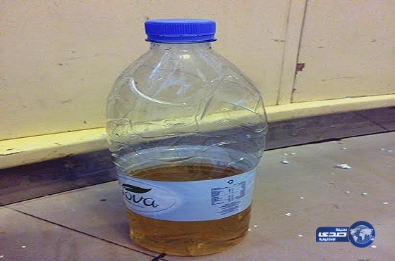 بالصور.. عُثر بداخه على قارورة “بول”.. أمانة حائل تغلق محل حلويات شهير