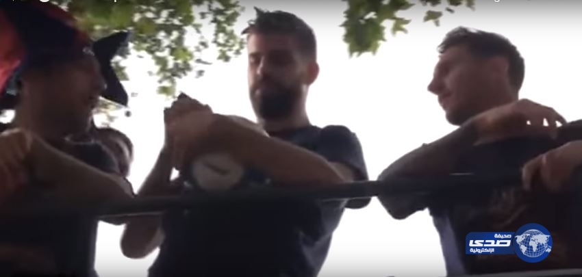 فيديو: بيكيه وميسي وسواريز يسخرون من رونالدو أثناء الإحتفال بالليجا