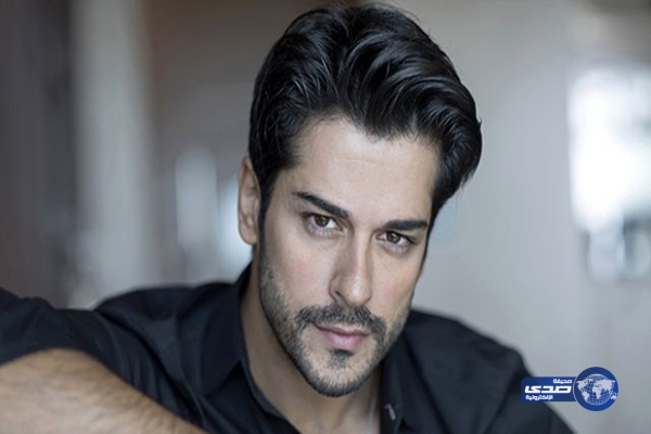 بالصور.. عائلة كويتية تدفع نصف مليون دينار مقابل صورة مع ممثل تركي