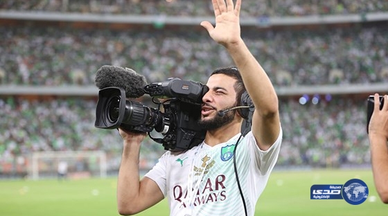 بصاص يصور جماهير الأهلي بـ “الكاميرا التليفزيونية” احتفالاً بالتتويج