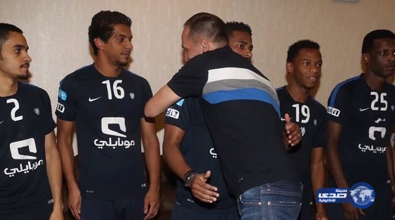 دونيس يودع لاعب الهلال والإدارة في مقر النادي