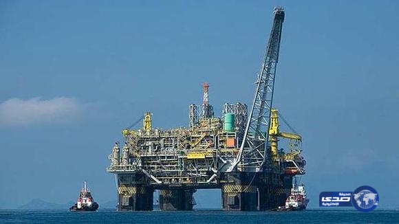 النفط يرتفع مع هبوط الدولار لأدنى مستوى في 18 شهراً أمام الين