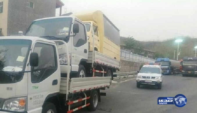 سائق يقود 3 شاحنات في آن واحد على طريق سريع