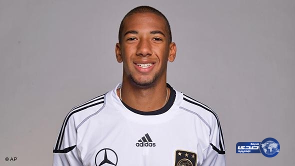 ميركل تتدخل في أزمة تعرض نجم المنتخب الألماني للعنصرية