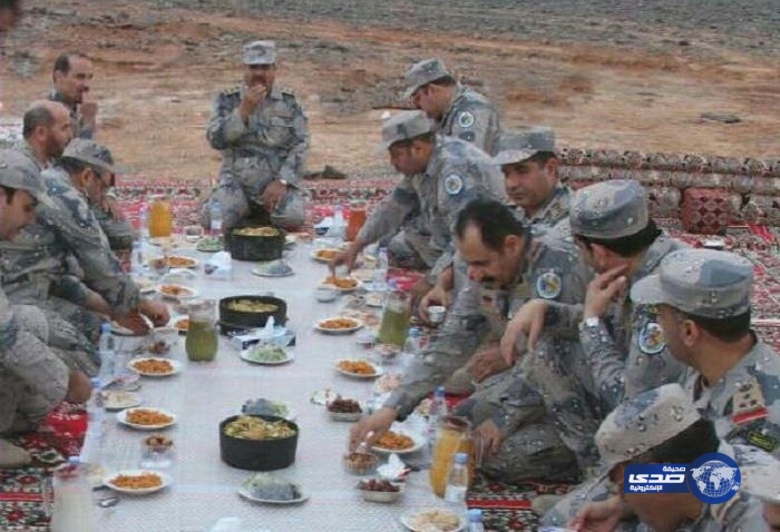 مدير حرس الحدود يتفقد المرابطين بنجران ويتناول الإفطار معهم (صور)