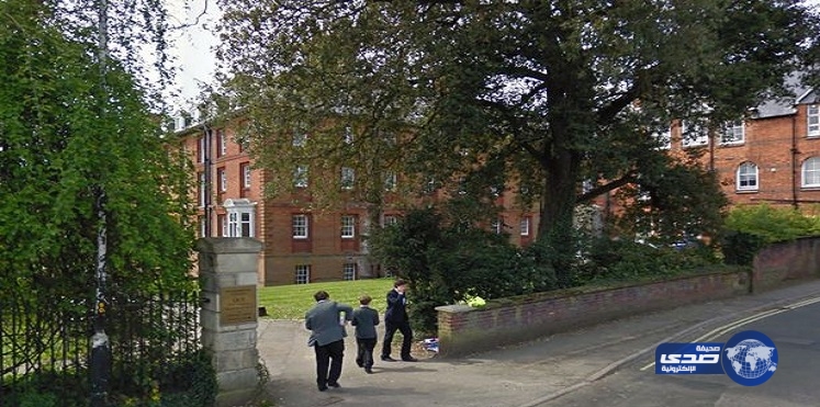 مراهقات يهربن راقصًا عاريًا للمدرسة