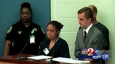 أمّ تحرق يدي ابنها لأنه..