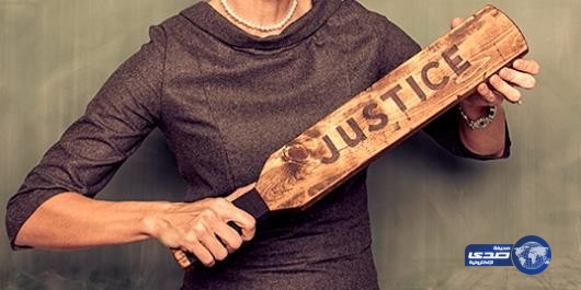 بالفيديو.. مدير يضرب موظفيه على مؤخراتهم!