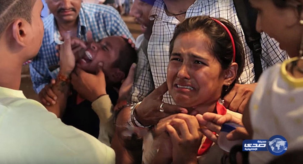 بالفيديو.. يجبرون الأطفال على ابتلاع الأسماك الحية!