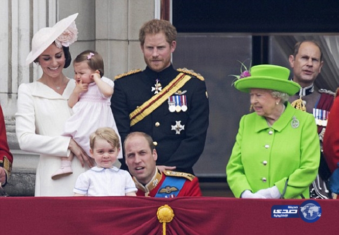 فيديو للملكة يثير بلبلة.. نبّهت ويليام على مرأى من الآلاف!