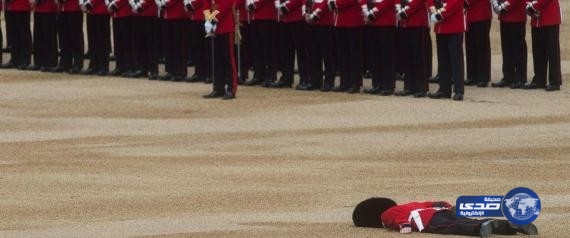 بالصور.. جندي ينهار أثناء الاحتفال بعيد ملكة بريطانيا