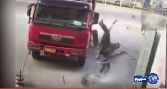 بالفيديو.. انفجار إطار شاحنة يقذف بعامل في الهواء