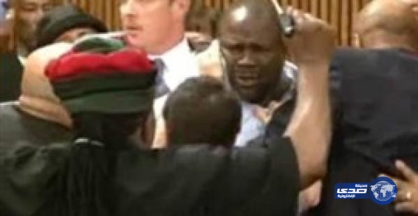 بالفيديو.. شاهد ماذ فعل أب بقاتل ابنته أثناء محاكمته