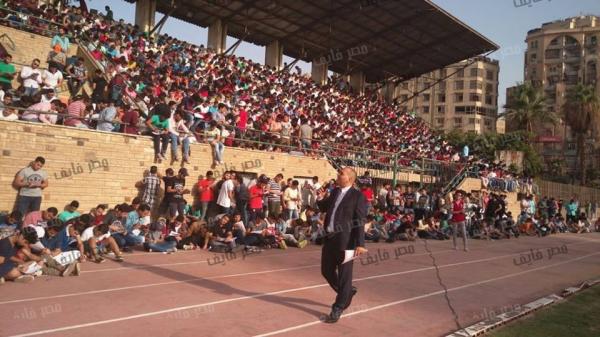 بالفيديو: معلم مصري يستأجر ملعبا رياضياً لحصص الدرس الخصوصي ..و الحصة مقابل 60 جنيها