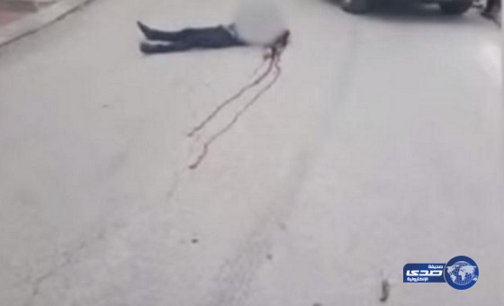 بالفيديو.. جندي إسرائيلي يلقي «سكيناً» بجانب شهيد فلسطيني.. لتبرير قتله