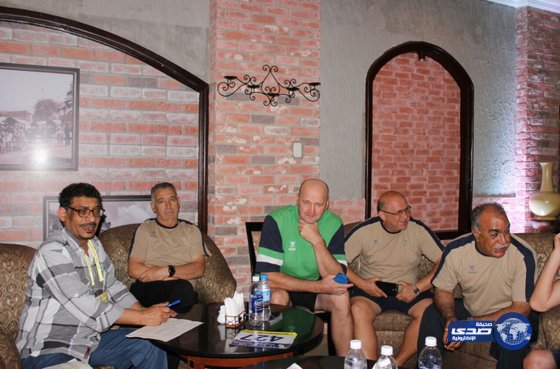 نائب رئيس الوفد السعودي للقوى يجتمع بالجهازين الفني والاداري واللاعبين في فيتنام