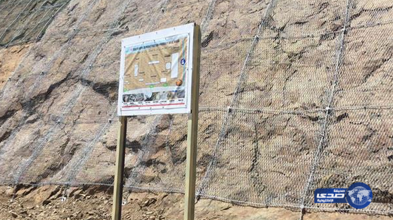 النقل تنفذ تجارب تقنية لتثبيت الصخور لوقف الانهيارات في طريق الهدا