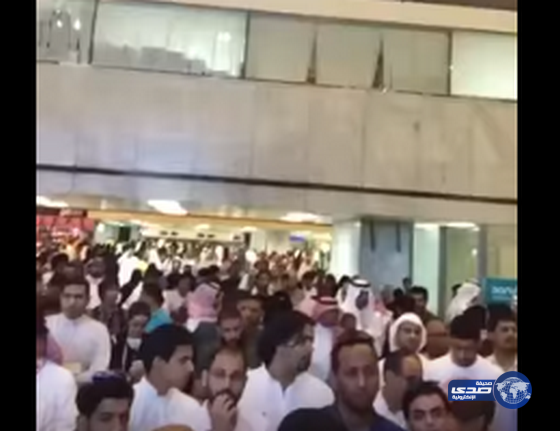 تعطل في شبكة المعلومات بمطار جده يسبب تزاحم المسافرين(فيديو)