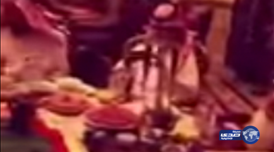 بالفيديو: عائلة خليجية تثير الجدل بسفرة رمضانية باذخة على طاولة متحركة