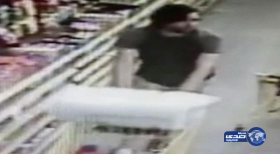 بالفيديو.. مشهد مروع.. رجل يحاول اختطاف فتاة من والدتها في سوبر ماركت