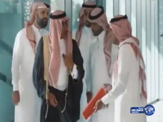 بالفيديو: وزير يعتدي على المراجعين في سيلفي2