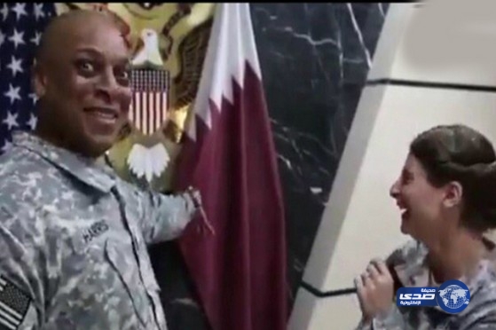 بالفيديو: جندي أمريكي يسخر من علم دولة قطر