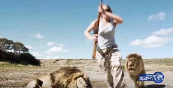 بالفيديو.. أسد «يطارد» إمرأة بعد قتلها لآخر