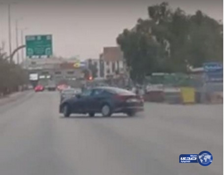 بالفيديو: متهور يمارس التفحيط في شارع رئيسي بالرياض