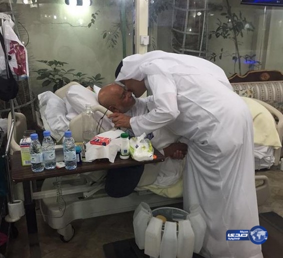 الأمير سلطان بن سلمان يزور الفنان الكوميدي حسن درديري