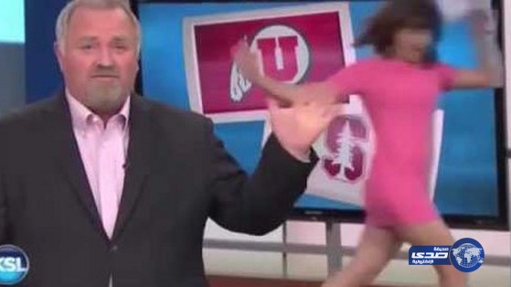 بالفيديو: سقوط محرج لمذيعة على الهواء مباشرة