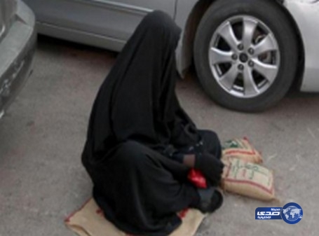 بالفيديو.. متسولة تسأل الناس أمام مركز تجاري ثم تغادر في سيارة أحدث موديل