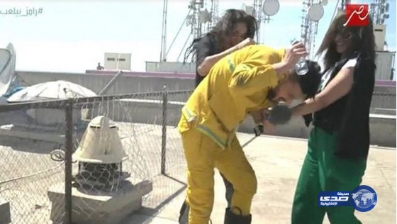 بالفيديو: لجين عمران تسب وتضرب رامز جلال بعد إغماء مهيرة عبدالعزيز