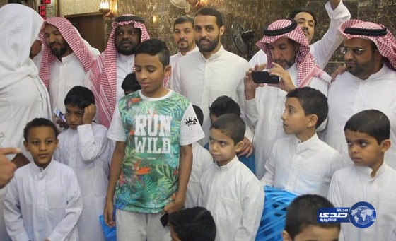 بالفيديو والصور: ياسر القحطاني يتناول الإفطار مع الأيتام