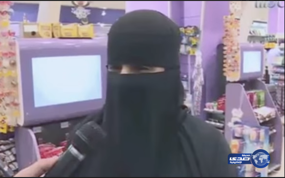 بالفيديو.. سعودية تبكي متأثرة بمشهد تمثيلي لمسن دفعته حاجته للطعام إلى السرقة