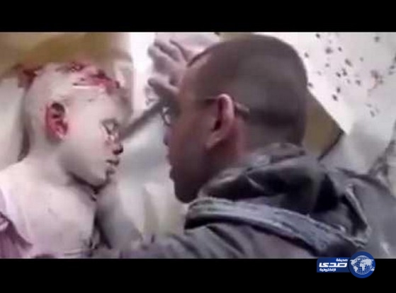 بالفيديو.. أب سوري يخاطب طفله الشهيد: لماذا لم تنتظرني حتى احضر معك