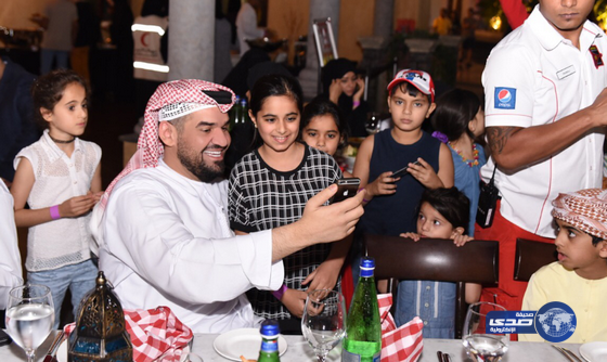 حسين الجسمي يُفطر مع الأيتام وينثر الفرحة على وجوههم‎