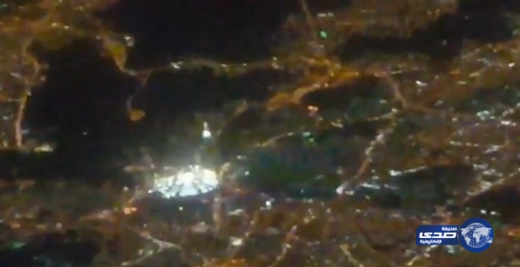 بالفيديو : قائد طائرة يصور من الجو مشهداً مبدعاً للمسجد الحرام