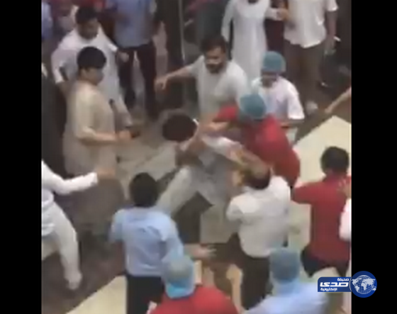 بالفيديو: مضاربة جماعية في مطعم الرومانسيه بالسلي