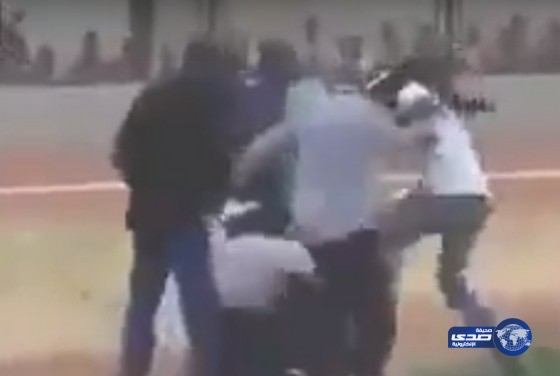 بالفيديو.. تعويذات سحرية تتسبب بشجار عنيف في ملعب لكرة القدم